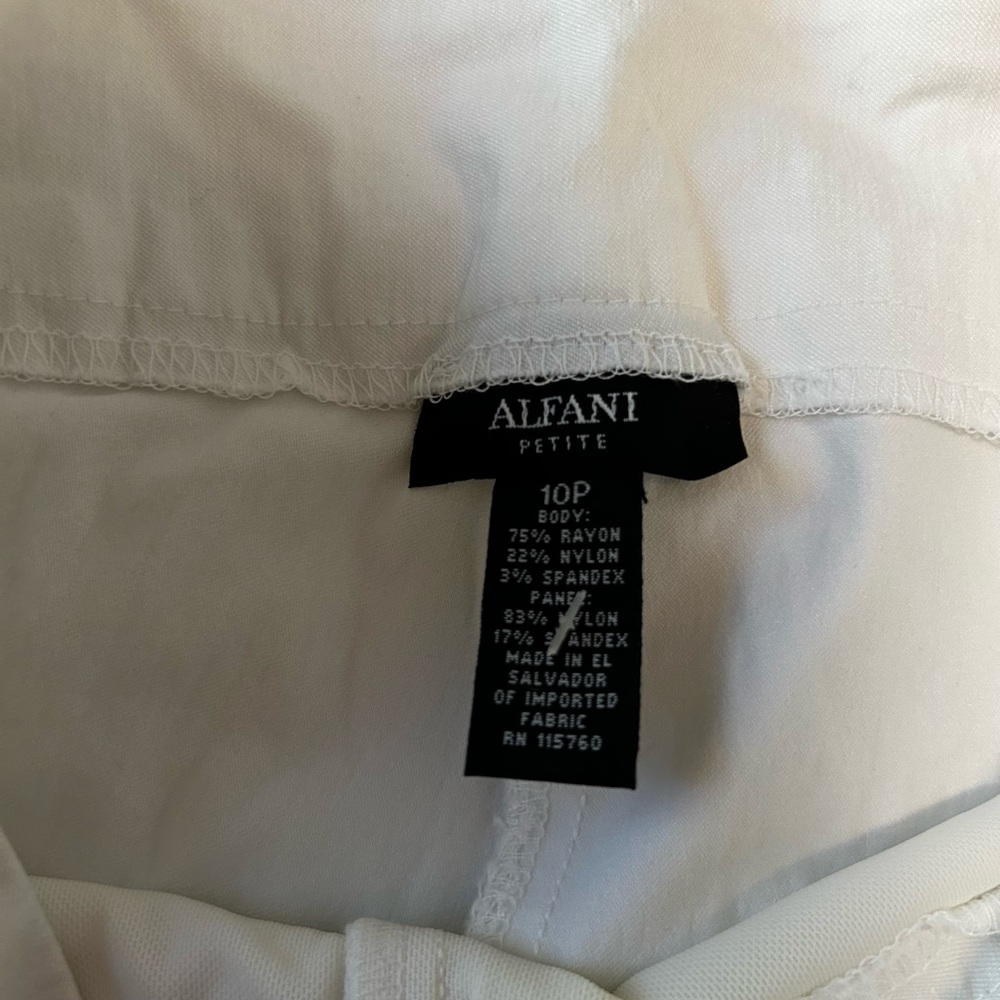 ๐Alfani Women's White Cropped pull on Capris - Picture 3 of 4